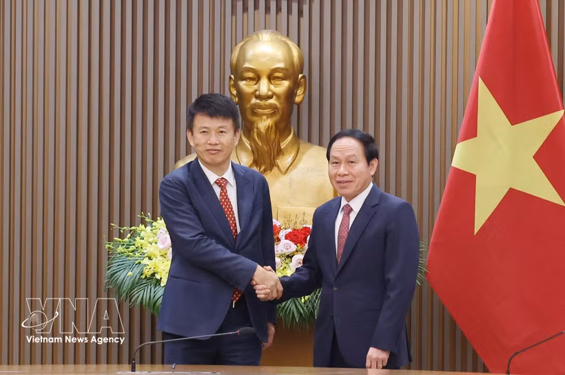 El viceprimer ministro de Vietnam, Le Tien Chau (derecha), recibe a Hongbin Cai, decano de la Escuela de Negocios de la HKU. (Foto: VNA) 