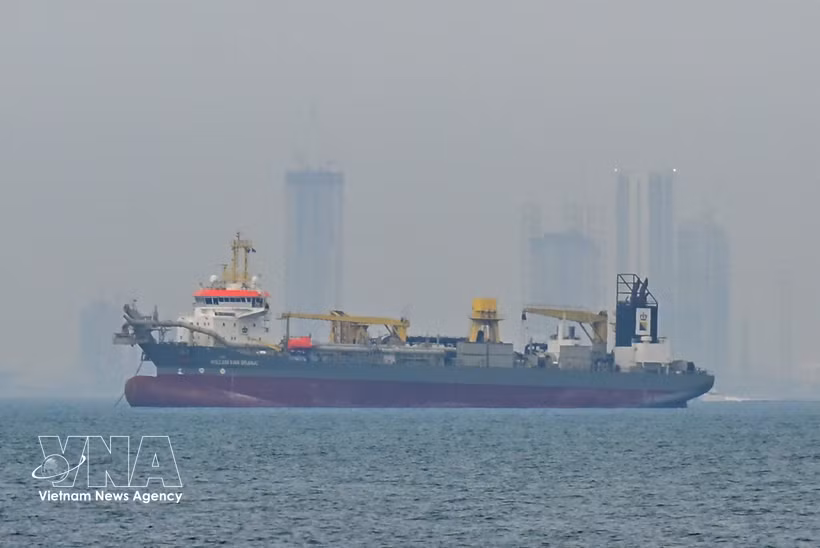 Un buque mercante permanece anclado frente a la costa de Dubái (Emiratos Árabes Unidos), mientras el tráfico marítimo se ve interrumpido en el estrecho de Ormuz el 2 de marzo de 2026. (Foto: AA/VNA)