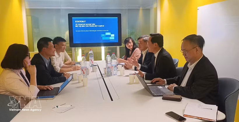 En la reunión entre la delegación de la Comisión de Políticas y Estrategias del Comité Central del Partido Comunista de Vietnam y el centro de emprendimiento Station F. (Foto: VNA)