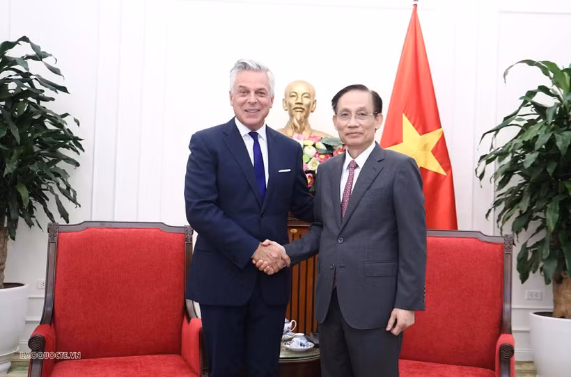 El miembro del Buró Político y ministro de Relaciones Exteriores de Vietnam, Le Hoai Trung (derecha), recibe a Jon M. Huntsman, vicepresidente y presidente de Crecimiento Estratégico de Mastercard. (Foto: baoquocte.vn)