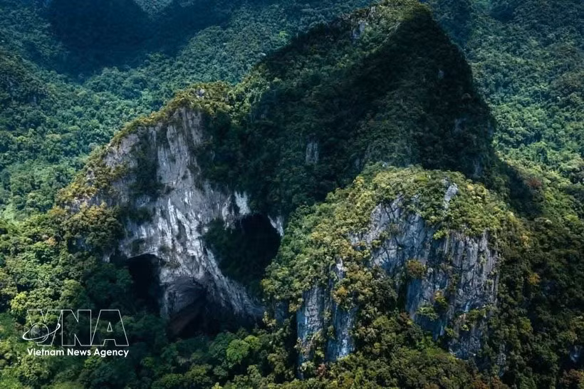 Las montañas de piedra caliza kárstica del Parque Nacional Phong Nha-Ke Bang, con grandes entradas de cuevas que se abren en medio del bosque primigenio, reflejan un proceso de formación geológica que abarca millones de años. (Foto: VNA)