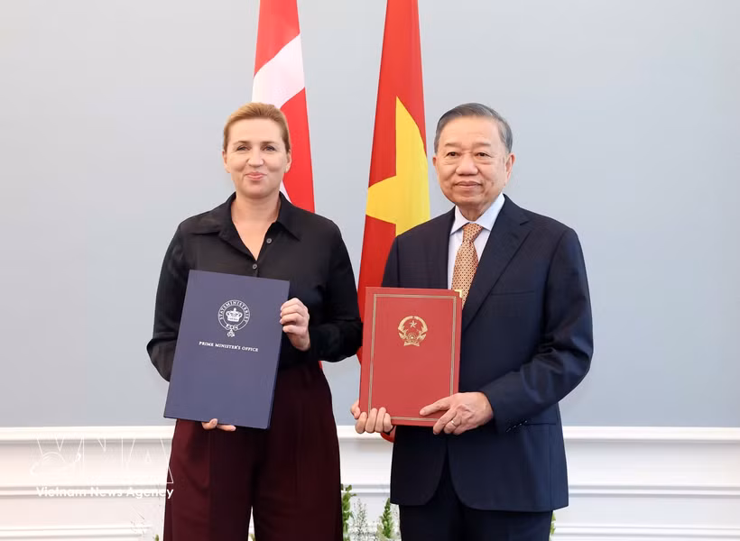 El secretario general del Partido Comunista y presidente de Vietnam, To Lam (derecha), y la primera ministra de Dinamarca, Mette Frederiksen, muestran la Declaración Conjunta sobre el establecimiento de la Asociación Estratégica Integral. (Foto: VNA)