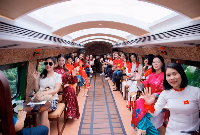 Tras un año de operación, el tren ha realizado cerca de 400 servicios, transportando a casi 100.000 pasajeros. (Foto: hanoimoi.vn)
