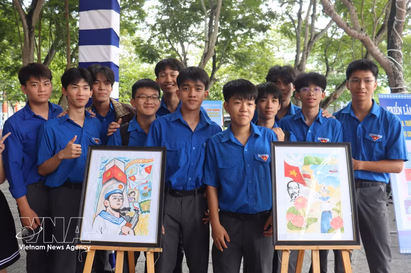Los materiales expuestos constituyen documentos históricos y jurídicos que demuestran la soberanía de Vietnam sobre Hoang Sa y Truong Sa en el Mar del Este. (Foto: VNA)