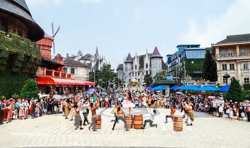 Los espectáculos artísticos que se realizan en los lugares turísticos de Da Nang atraen a un gran número de visitantes. (Foto: VNA)