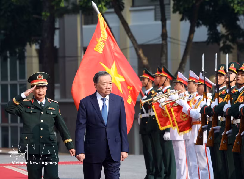 El secretario general del Partido Comunista de Vietnam y presidente de la nación, To Lam, pasa revista a la guardia de honor. (Foto: VNA)