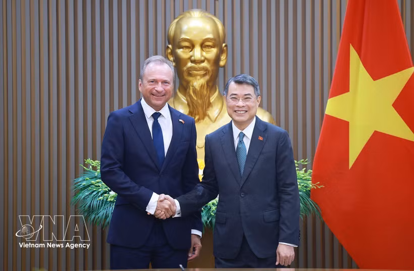 El primer ministro de Vietnam, Le Minh Hung, recibe al ministro de Finanzas de Luxemburgo, Gilles Roth. (Foto: VNA)