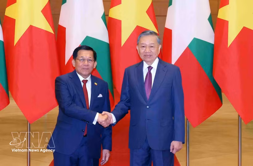 El secretario general del Partido Comunista y presidente de Vietnam, To Lam (derecha), recibe al presidente de Myanmar, Min Aung Hlaing. (Foto: VNA)