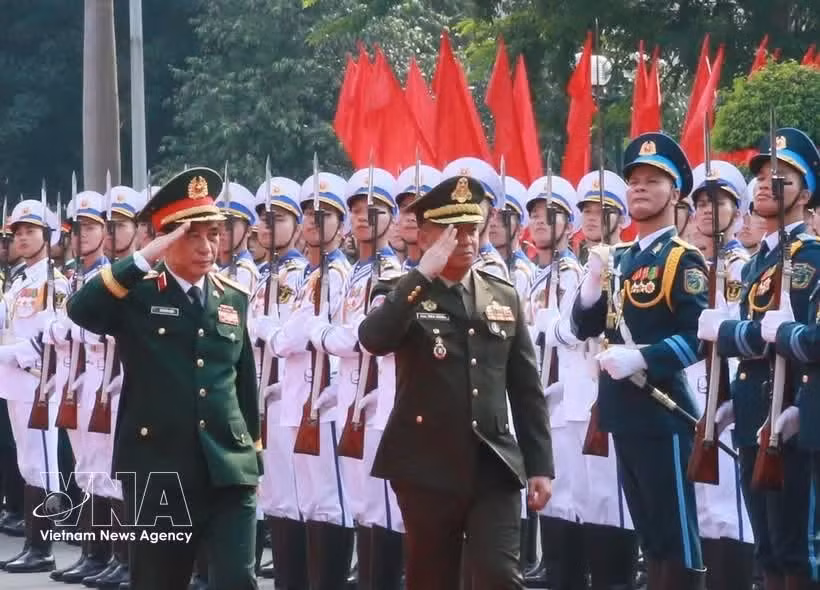 El viceprimer ministro y ministro de Defensa de Vietnam, el general Phan Van Giang (izquierda), y su homólogo camboyano, el general Tea Seiha, pasan revista a la guardia de honor. (Foto: VNA)