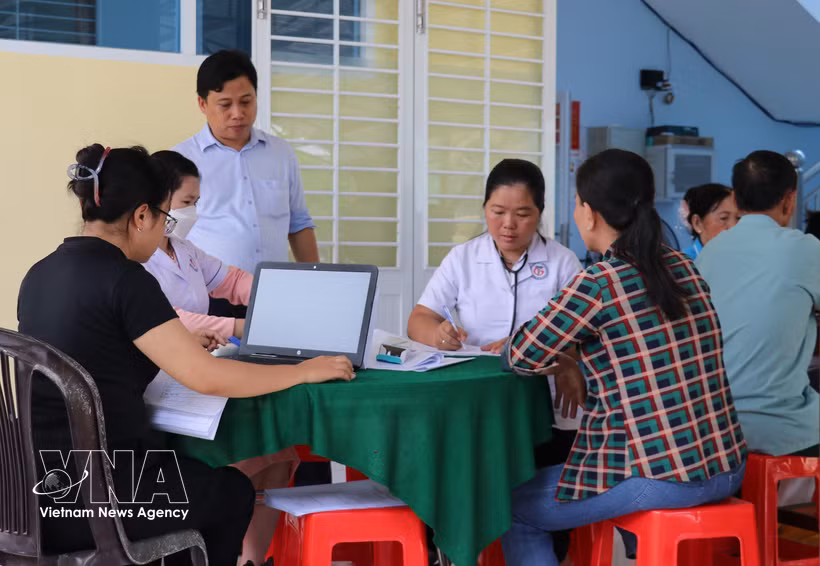 La estación de salud de la comuna de An Thanh Thuy, en la provincia de Dong Thap, ofrece asesoramiento y apoyo a los residentes para la actualización de sus registros médicos electrónicos en la aplicación VNeID. (Foto: VNA)