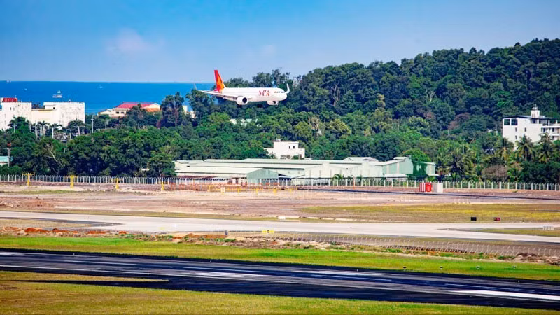 El vuelo 9G1955 de Sun PhuQuoc Airways, procedente de Ciudad Ho Chi Minh, aterrizó en la pista 2, convirtiéndose en el primer vuelo comercial en operar en dicha instalación. (Foto: nhandan.vn)