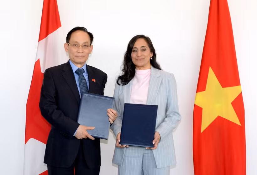 El ministro de Relaciones Exteriores de Vietnam, Le Hoai Trung, se reúne con su homóloga canadiense, Anita Anand. (Foto: VNA)