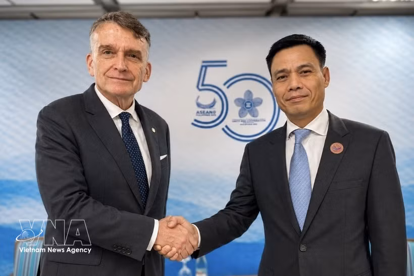 El viceministro vietnamita de Relaciones Exteriores, Dang Hoang Giang (derecha), se reúne con el comisionado general interino de la UNRWA, Christian Saunders. (Foto: VNA)