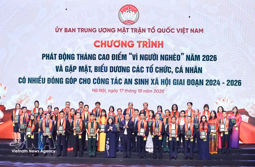 La presidenta del Comité Central del Frente de la Patria de Vietnam, Bui Thi Minh Hoai, y el viceprimer ministro permanente, Pham Gia Tuc, junto con las organizaciones e individuos homenajeados. (Foto: VNA)