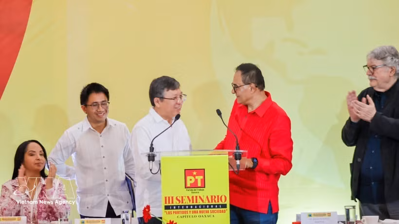 Benjamín Robles Montoya, integrante de la dirección nacional y Comisionado Político Nacional del Partido del Trabajo (PT) en el estado de Oaxaca, felicita al embajador de Vietnam en México, Nguyen Van Hai, por su discurso. (Foto: VNA)