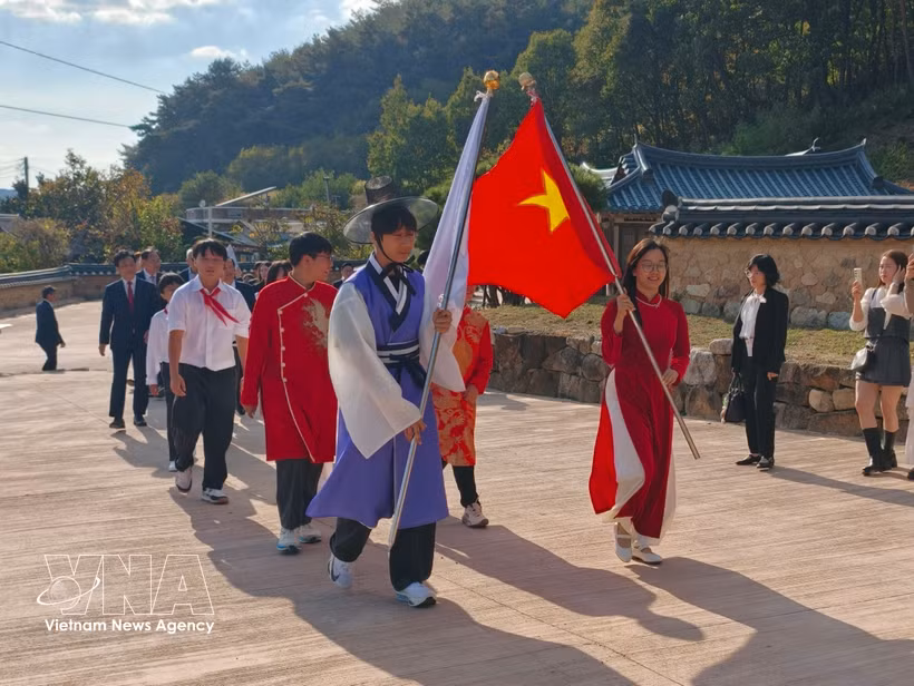 El desfile del “Camino del Dragón", de 250 metros de longitud. (Foto. VNA)