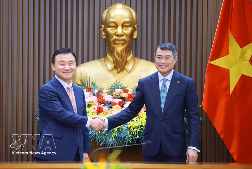 El primer ministro de Vietnam, Le Minh Hung (derecha), recibe a Roh Tae Moon, presidente y director ejecutivo de Samsung Electronics. (Foto: VNA)