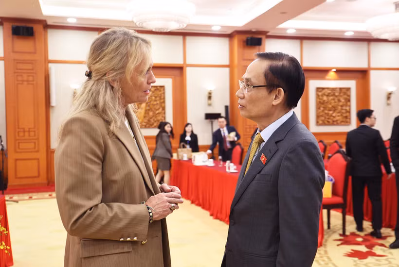 El ministro de Relaciones Exteriores de Vietnam, Le Hoai Trung, se reúne con su homóloga islandesa, Þorgerður Katrín Gunnarsdóttir. (Foto: VNA)