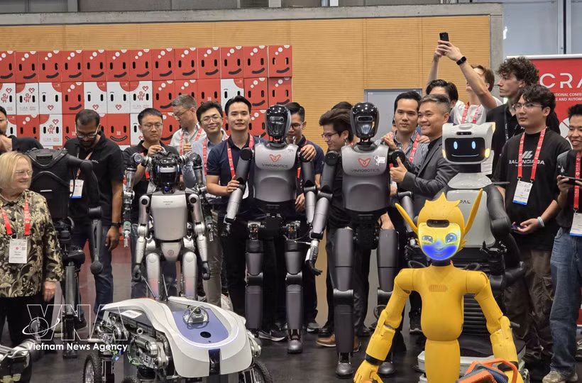 El robot VR-H3 de VinRobotics en el desfile de robots de ICRA 2026. (Foto: VNA)