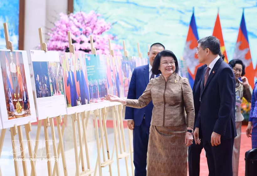 El primer ministro de Vietnam, Le Minh Hung, y la presidenta de la Asamblea Nacional de Camboya, Samdech Khuon Sudary, visitan una exposición fotográfica sobre la cooperación entre ambos países. (Foto: VNA)