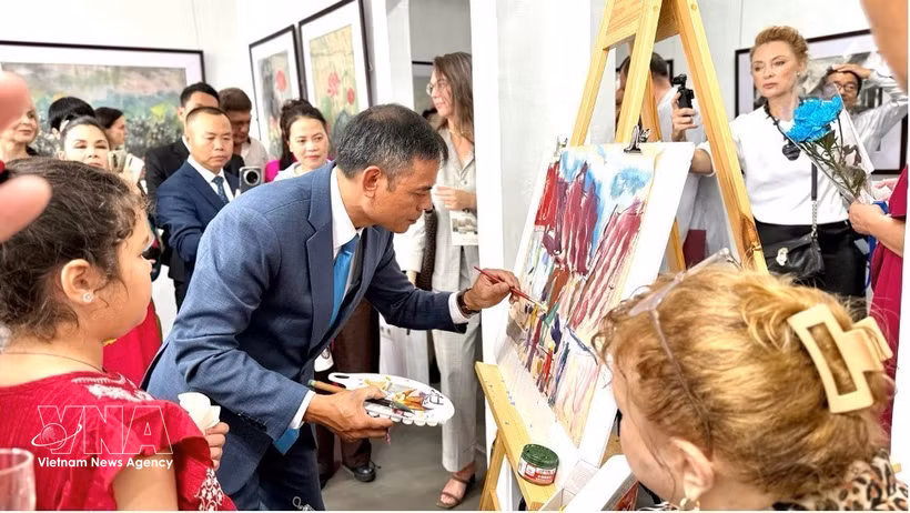 Una demostración de pintura en vivo realizada por el artista Ngo Duc Hoang. (Foto: VNA)