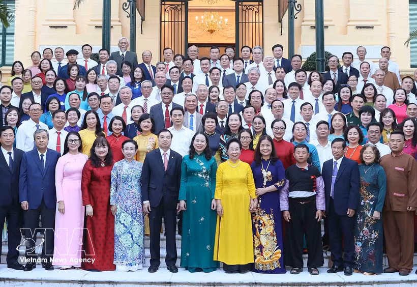 La vicepresidenta de Vietnam Vo Thi Anh Xuan y los delegados (Foto: VNA)