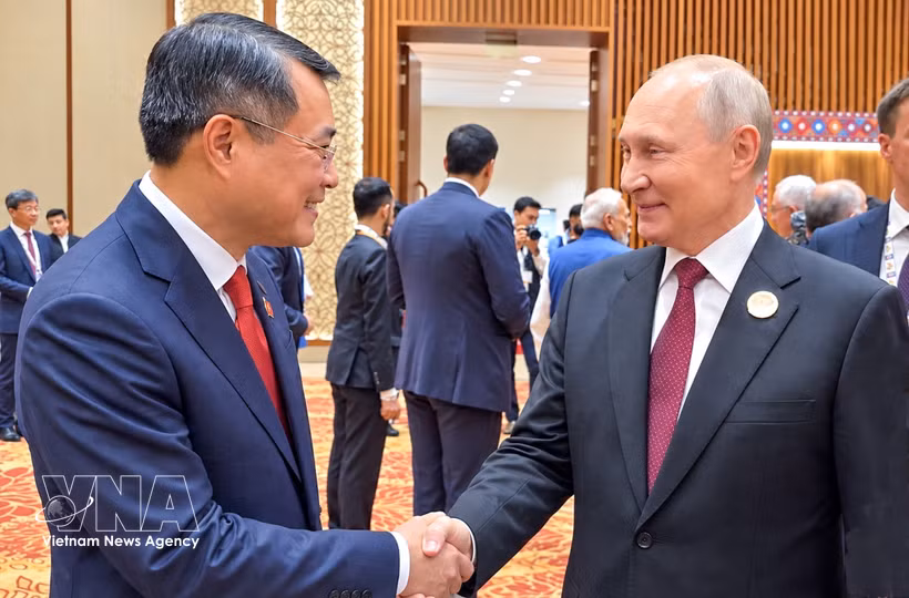 El primer ministro vietnamita, Le Minh Hung, saluda al presidente de Rusia, Vladimir Putin. (Foto: VNA)
