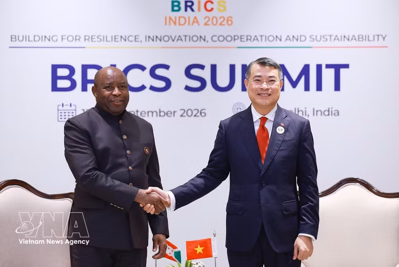El primer ministro de Vietnam, Le Minh Hung, se reúne con el presidente de Burundi, Évariste Ndayishimiye. (Foto: VNA)