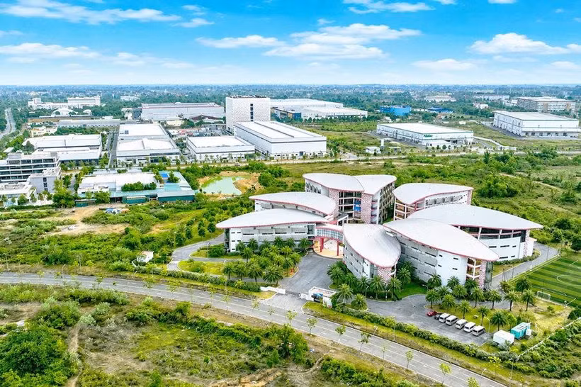 El Parque de Alta Tecnología de Hoa Lac prevé disponer de unas 800 hectáreas de terrenos limpios para finales de 2026, con el fin de completar las infraestructuras para atraer a grandes grupos tecnológicos. (Foto: https://cafef.vn/)