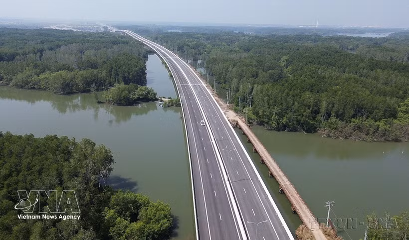 Vista de un tramo de la autopista Ben Luc–Long Thanh que atraviesa el bosque de manglares en la ciudad de Dong Nai. (Foto: VNA)