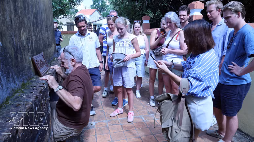 Turistas exploran los túneles de Ky Anh, en la ciudad de Da Nang. (Foto: VNA)