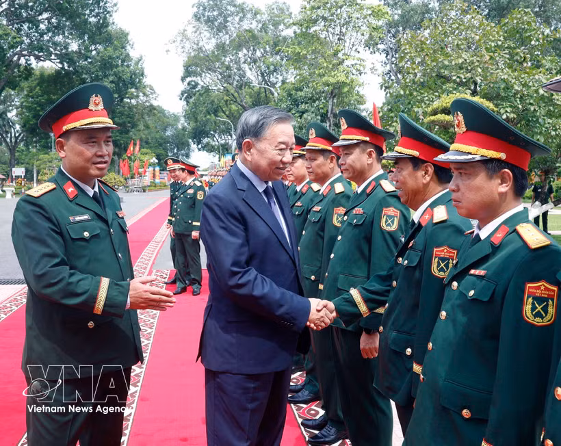 El secretario general del Partido Comunista de Vietnam y presidente de la República, To Lam, saluda a los oficiales. (Foto: VNA)