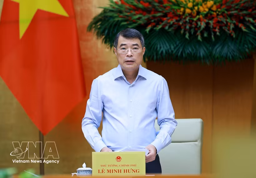 El primer ministro de Vietnam, Le Minh Hung, preside la reunión. (Foto: VNA)