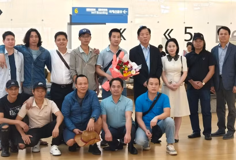 Funcionarios de la Embajada de Vietnam en Corea del Sur se reúnen con los marineros y los despiden antes de su partida rumbo a Vietnam. (Foto: Embajada de Vietnam en Corea del Sur).