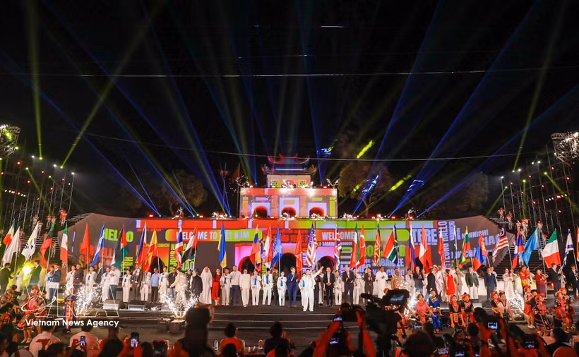 La ceremonia de apertura creó un espacio artístico que conecta la cultura vietnamita con amigos internacionales. (Foto: VNA)
