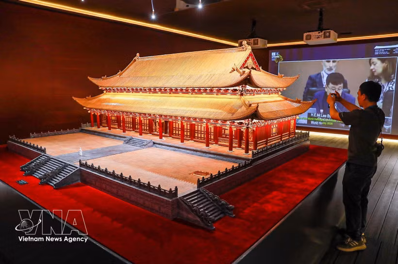 Un visitante contempla la maqueta reconstruida del Palacio Kinh Thien. (Foto: VNA)