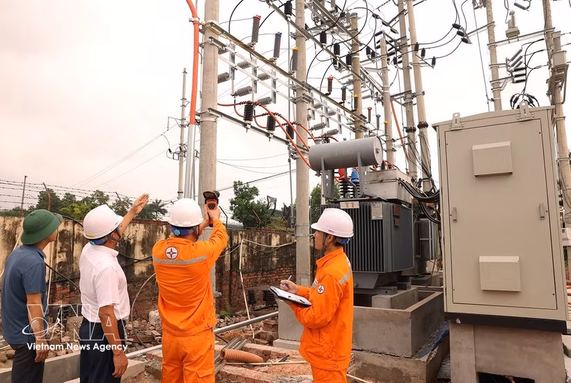 Trabajadores de EVNNPC inspeccionan y asesoran a las empresas sobre el uso seguro, económico y eficiente de la electricidad. (Foto: VNA)