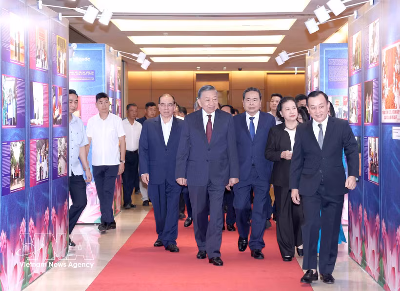 El secretario general del PCV y presidente de la República, To Lam, junto con otros dirigentes y exdirigentes del país, visita la exposición “Personas sencillas pero ejemplares”. (Foto: VNA)