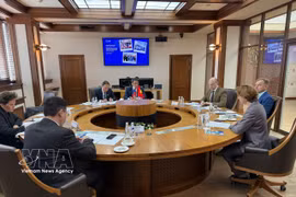 El presidente de la Academia de Ciencia y Tecnología de Vietnam, Tran Hong Thai, mantiene una reunión con representantes de la Corporación Estatal de Energía Atómica de Rusia (Rosatom). Foto: VNA