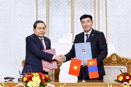 El presidente de la Asamblea Nacional de Vietnam, Tran Thanh Man, y su homólogo de Mongolia, Sandag Byambatsogt, firman un memorando de cooperación entre los Parlamentos. (Foto: VNA)
