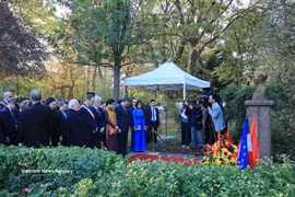 El secretario general del Partido Comunista y presidente de Vietnam, To Lam, junto con una delegación de alto nivel, rinde homenaje al Presidente Ho Chi Minh y deposita flores ante su estatua en el parque Montreau, en la ciudad de Montreuil. Foto: VNA