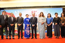 El embajador vietnamita Nguyen Manh Cuong (centro) y la secretaria de Estado del Ministerio de Asuntos Exteriores de Bangladesh, Shama Obaed Islam, (cuarta por la derecha), junto con varios embajadores de la ASEAN. Foto: VNA