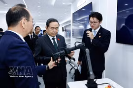 El presidente de la Asamblea Nacional de Vietnam, Tran Thanh Man, visita y conoce productos de pantallas interactivas con tecnología de IA en el Grupo CVTE, en la Zona de Desarrollo Económico de Yizhuang. Foto: VNA