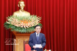 El miembro del Buró Político y permanente del Secretariado del Comité Central del Partido Comunista de Vietnam, Tran Cam Tu, habla en la reunión. Foto: VNA