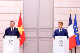 El secretario general del Partido Comunista y presidente de Vietnam, To Lam, y el presidente francés, Emmanuel Macron, se reúnen con la prensa antes de sus conversaciones. (Foto: VNA)