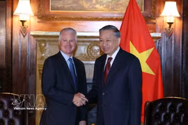 El secretario general del Partido Comunista y presidente de Vietnam, To Lam, y Chip Kaye, presidente de Warburg Pincus. Foto: VNA
