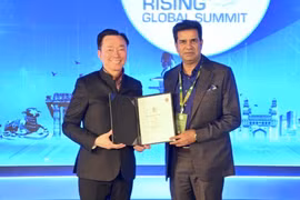 Pham Sanh Chau (izquierda), director general de Vingroup Asia , y Sanjay Kumar, viceministro de Industria y Comercio del Estado de Telangana, en la ceremonia de firma. Foto: Vingroup