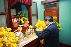 Primer ministro Pham Minh Chinh rinde homenaje al Presidente Ho Chi Minh en la Casa 67. (Foto: VNA)