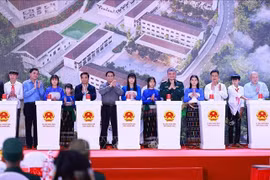 El primer ministro Pham Minh Chinh y los delegados inician la construcción de un internado de primaria y secundaria en la comuna de Yen Khuong, provincia de Thanh Hoa. (Foto: VNA)