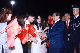 Ceremonia de bienvenida al primer ministro Pham Minh Chinh en aeropuerto. (Fuente: VNA)